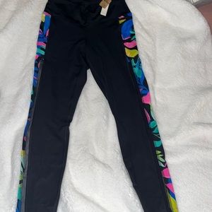 BRAND NEW!!! Victoria secret pink cropped leggings. Size medium.